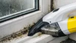 Fenstersauger bei verschmutzten Fensterrahmen und schwer zugaenglichen Stellen anwenden