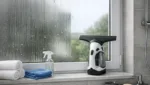 Fenstersauger im Badezimmer benutzen: Feuchte Fenster schnell streifenfrei reinigen